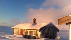 Kjølihytta i fin morgensol ca kl 09:30 den 29 januar. Det blåser relativt friskt og temperaturen er 14 blå grader.