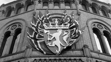 17.mai 1964: Grunnloven var 50 år gammel, og stortinget ekstra pyntet (Foto: Scanpix/SCANPIX) 17.mai 1964: Grunnloven var 50 år gammel, og stortinget ekstra pyntet (Foto: Scanpix/SCANPIX)