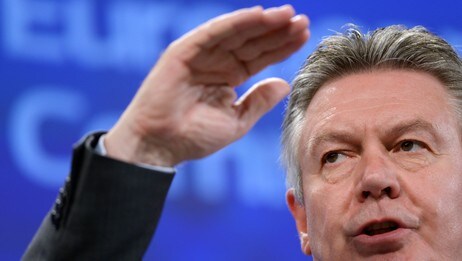 EU-CHINA-TARIFFS Karel De Gucht speaks during a news conference at the EU Commission headquarters in Brussels (Foto: ERIC VIDAL/Reuters) EU-CHINA-TARIFFS Karel De Gucht speaks during a news conference at the EU Commission headquarters in Brussels (Foto: ERIC VIDAL/Reuters)