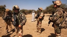 MALI-REBELS/ French soldiers stand guard next to a local resident outside Gao (Foto: STRINGER/Reuters) MALI-REBELS/ French soldiers stand guard next to a local resident outside Gao (Foto: STRINGER/Reuters)