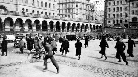 Panikk på Youngstorget i Oslo om formiddagen 10. april 1940 (Foto: Scanpix/SCANPIX) Panikk på Youngstorget i Oslo om formiddagen 10. april 1940 (Foto: Scanpix/SCANPIX)