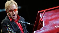 Elton John på sykehus (Foto: Clemens Bilan/Scanpix/AFP)