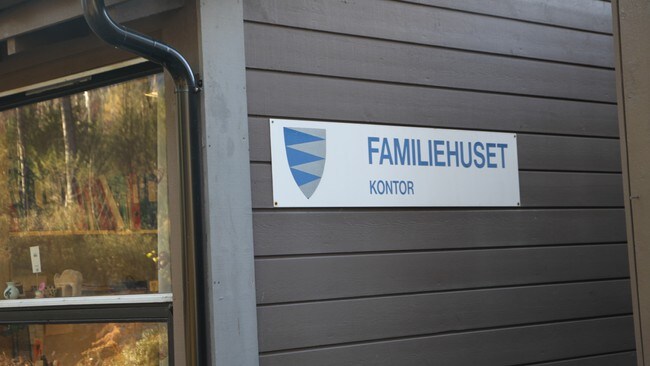 Familiehuset skilt (Foto: Geir Bjarte Hjetland/NRK) Familiehuset skilt (Foto: Geir Bjarte Hjetland/NRK)