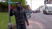 Soldat drept på åpen gate - Ein person er drepen og to personar er skadde etter eit brutalt angrep på open gate i bydelen Woolwich i London.