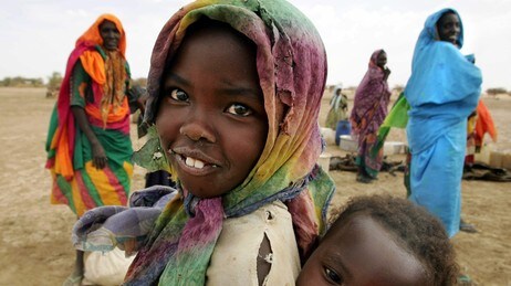 Flyktninger fra Darfur venter på vann i en leir i Tsjad. (Foto: THOMAS COEX/AFP)
