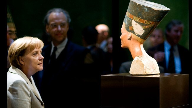 Angela Merkel og bysten av Nefertiti i Berlin (Foto: POOL/Reuters) Angela Merkel og bysten av Nefertiti i Berlin (Foto: POOL/Reuters)