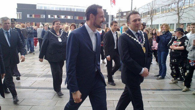 Kronprins Haakon og fylkesordfører Tore O Sandvik på Byåsen videregående skole (Foto: Tine Nilsen/NRK) Kronprins Haakon og fylkesordfører Tore O Sandvik på Byåsen videregående skole (Foto: Tine Nilsen/NRK)