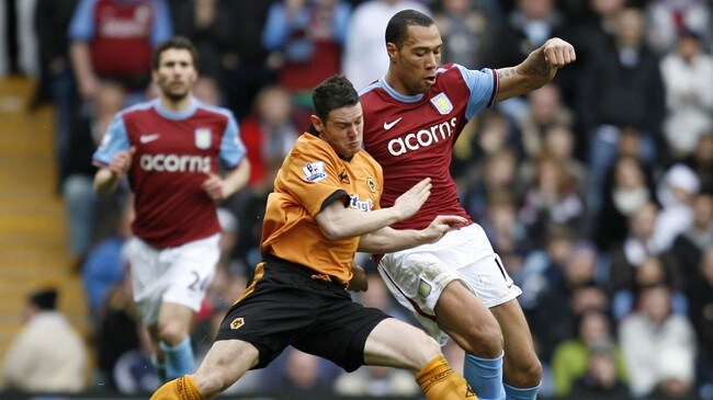 John Carew i  duell med Matthew Jarvis  (Foto: IAN KINGTON /Scanpix/AFP)
