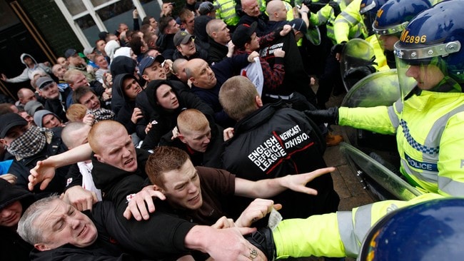 Demonstranter fra EDL støter sammen med politiet (Foto: DARREN STAPLES/Reuters) Demonstranter fra EDL støter sammen med politiet (Foto: DARREN STAPLES/Reuters)