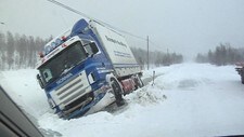 Trailer i grøfta (Foto: Arild Moe/NRK)