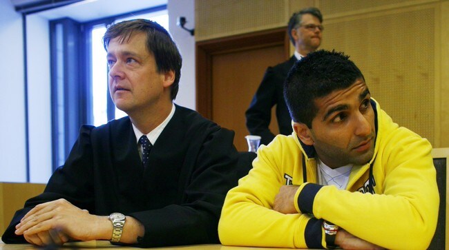 Arfan Bhatti med forsvarer John Christian Elden i Oslo Tingrett (Foto: Johannessen, Sara/SCANPIX) Arfan Bhatti med forsvarer John Christian Elden i Oslo Tingrett (Foto: Johannessen, Sara/SCANPIX)