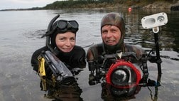 Monika Blikås og Børje Møster dykkar (Foto: Nils Arne Sæbø/NRK) Monika Blikås og Børje Møster dykkar (Foto: Nils Arne Sæbø/NRK)