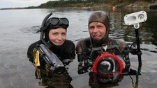 Monika Blikås og Børje Møster dykkar (Foto: Nils Arne Sæbø/NRK)
