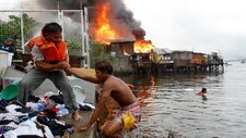 INFERNO: Innbyggjarar i Manila flyktar frå brannen (Foto: CHERYL RAVELO/Reuters) INFERNO: Innbyggjarar i Manila flyktar frå brannen (Foto: CHERYL RAVELO/Reuters)