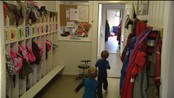 Det florerer av kjemikalier i barnerom - Det florerer av giftige kjemikalier i norske barnerom. Forbrukerrådet har undersøkt en barnehage og barnerommene til to topppolitikere. Der fant de leker, klær og tepper som er kreftfremkallende.
