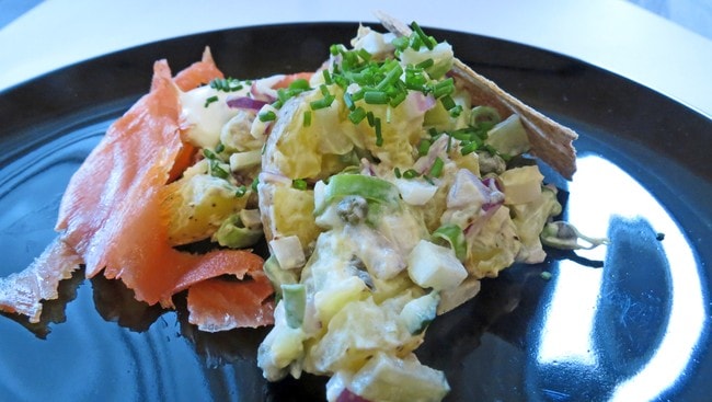 Vårlig potetsalat med røykelaks