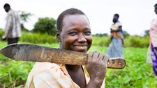 Kvinne jobber i åkeren, Uganda (Foto: Roald, Berit/SCANPIX) Kvinne jobber i åkeren, Uganda (Foto: Roald, Berit/SCANPIX)