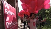 Rosa ballonger for fred etter blodige kamper i Kabul - Innbyggere i Kabul, Afghanistan, demonstrerer lørdag mot oppblussingen av vold og eksplosjoner i byen ved å dele ut rosa ballonger til forbipasserende.