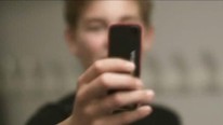 Gutt tar bilde med mobilkamera (Foto: Se tekst/Se tekst)