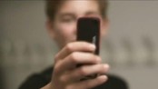 Gutt tar bilde med mobilkamera