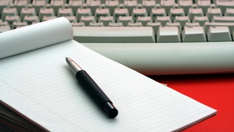 Nærbilde tastatur og skriveblokk (Foto: Suprijono Suharjoto/Scanstockphoto)