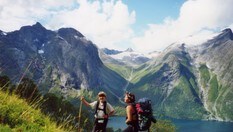 Opp fra Vike mot Reinsvassbu. Hoemsdalen med Gjuratinden i bakgrunnen.