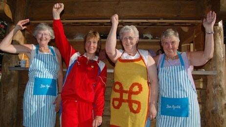 Linda Eide sammen med basardamer i Misvær (Foto: Kristin Helgeland Hauge/NRK)