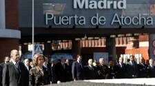Kong Juan Carlos og dronning Sofia under minneseremoni tre år etter Madrid-bombene (Foto: BERNAT ARMANGUE/AP) Kong Juan Carlos og dronning Sofia under minneseremoni tre år etter Madrid-bombene (Foto: BERNAT ARMANGUE/AP)