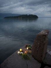 Bilde av av lys og blomster - Utøya i bakgrunnen. (Foto: JONATHAN NACKSTRAND/Afp) Bilde av av lys og blomster - Utøya i bakgrunnen. (Foto: JONATHAN NACKSTRAND/Afp)