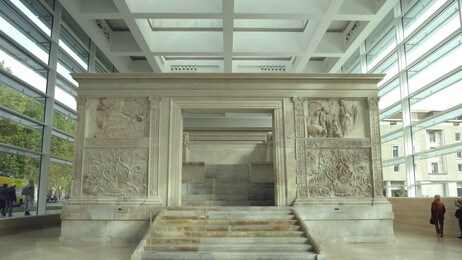 Ara Pacis - Fredsalteret til Augustus' ære (år 9 f.Kr.) (Foto: Nina Skurtveit/NRK) Ara Pacis - Fredsalteret til Augustus' ære (år 9 f.Kr.) (Foto: Nina Skurtveit/NRK)