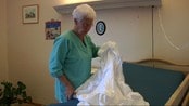 80-åring jobber på sjukeheim - Fleire kommunar er avhengige av pensjonistar for å få turnusane på sjukeheimane til å gå opp.

Om 20 år vil Norge mangla 57 000 helsefagarbeidarar. 

På Sande i Gaular hjelper ein sprek 80 åring til når det trengst: