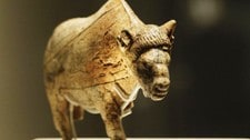 Bisonfigur i mammut-elfenben. 30.000 år gammel. (Foto: British Museum)