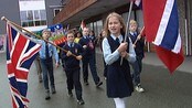 Den britiske skolen øver til 17.mai - – Jeg gleder meg veldig til 17. mai. Da kan jeg spise så mye is jeg vil, sier Benjamin McDowell (9).

Han går i fjerde klasse på The British International School of Stavanger. Skolen, med 500 elever ble grunnlagt i 1977 og har siden det vært fast innslag i barnetoget i oljebyen.

I dag er elevene i gang med øvelse før den store dagen. McDowell går bak Tyra Espedal, først i toget. Hun bærer et stort norsk flagg. Bak henne går han med britenes Union Jack.