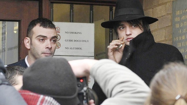 Pete Doherty utenfor retten (Foto: Ben Birchall-pa/Scanpix/AP)