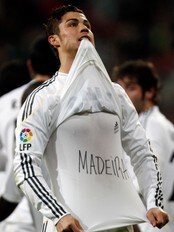 Cristiano Ronaldo spiller for flomofrene på Madeira (Foto: Sergio Perez /Scanpix/Reuters) Cristiano Ronaldo spiller for flomofrene på Madeira (Foto: Sergio Perez /Scanpix/Reuters)