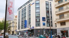 Juveltyveri ved Novotel-hotellet i Cannes (Foto: Yves Herman/Reuters) Juveltyveri ved Novotel-hotellet i Cannes (Foto: Yves Herman/Reuters)