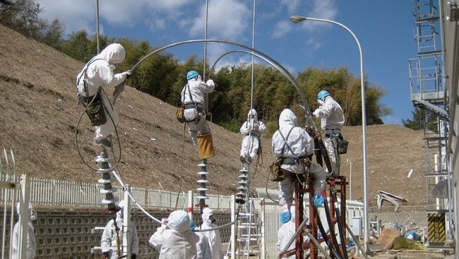 TEPCO-ansatte jobber med å koble til strømmen på Fukushima-anlegget (Ap) TEPCO-ansatte jobber med å koble til strømmen på Fukushima-anlegget (Ap)