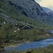 Hytta ligger fint til ned mot Gjendevannet.