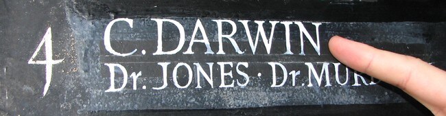 Charles Darwin dørskilt Cambridge (Foto: Ivar Grydeland/NRK) Charles Darwin dørskilt Cambridge (Foto: Ivar Grydeland/NRK)
