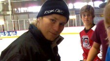 Populære Patrick Thoresen på hockeyskolen i Hamar. (Foto: Anja Katrine Tomter/NRK) Populære Patrick Thoresen på hockeyskolen i Hamar. (Foto: Anja Katrine Tomter/NRK)