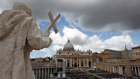 POPE/EASTER Pope Benedict XVI makes his 'Urbi et Orbi' (To the city and the world) address from a balcony in St. Peter's Square in Vatican (Foto: ALESSANDRO BIANCHI/Reuters) POPE/EASTER Pope Benedict XVI makes his 'Urbi et Orbi' (To the city and the world) address from a balcony in St. Peter's Square in Vatican (Foto: ALESSANDRO BIANCHI/Reuters)