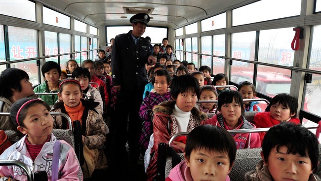 Sikkerhetsvakt på kinesisk skolebuss (Foto: CHINA DAILY/Reuters) Sikkerhetsvakt på kinesisk skolebuss (Foto: CHINA DAILY/Reuters)