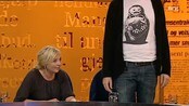 Hvem er høyest? - Linn vil vite hvem som er høyest av Siffer-programleder Jo Røislien og Nytt på Nytts Jon Almaas. Se klippet som ikke ble vist på TV.