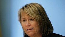 Forsvarsminister Grete Faremo gir bort fem gamle F-5 jagerfly (Foto: Holm Morten/SCANPIX) Forsvarsminister Grete Faremo gir bort fem gamle F-5 jagerfly (Foto: Holm Morten/SCANPIX)