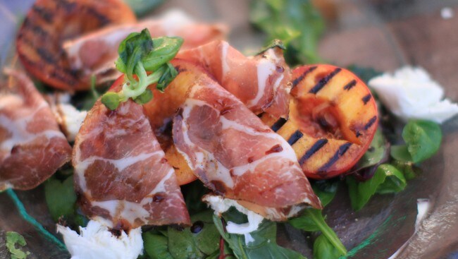 Salat av grillet nektarin, mozzarella og skinke (Foto: Are Rodahl Hvalbye/NRK) Salat av grillet nektarin, mozzarella og skinke (Foto: Are Rodahl Hvalbye/NRK)