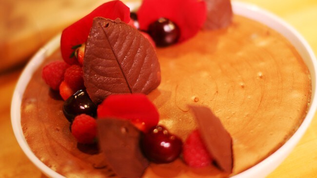 Sjokolademousse med kryddersyltede bær (Foto: Vegard Stana/NRK) Sjokolademousse med kryddersyltede bær (Foto: Vegard Stana/NRK)