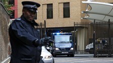 Politibetjent i London (Foto: SUZANNE PLUNKETT/Reuters) Politibetjent i London (Foto: SUZANNE PLUNKETT/Reuters)