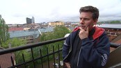 Fredagsgjest: Gateprest Carl Petter Opsahl  - En gruppe prester overnattet denne uken i Sofienbergparken i Oslo i sympati med folk som er hjemløse. 
Blant camperne var grafitti-elsker, jazzmusiker og gateprest i Tøyen kirke Carl Petter Opsahl. 
