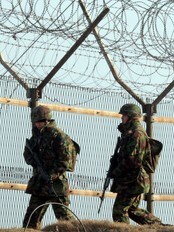 Grensen mellom Nord- og Sør-Korea (Foto: YONHAP/REUTERS) Grensen mellom Nord- og Sør-Korea (Foto: YONHAP/REUTERS)