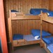 Hytta har greie rom med 4 - 6 senger. Her vises første rom du kommer til innenfor døra nede i gangen.